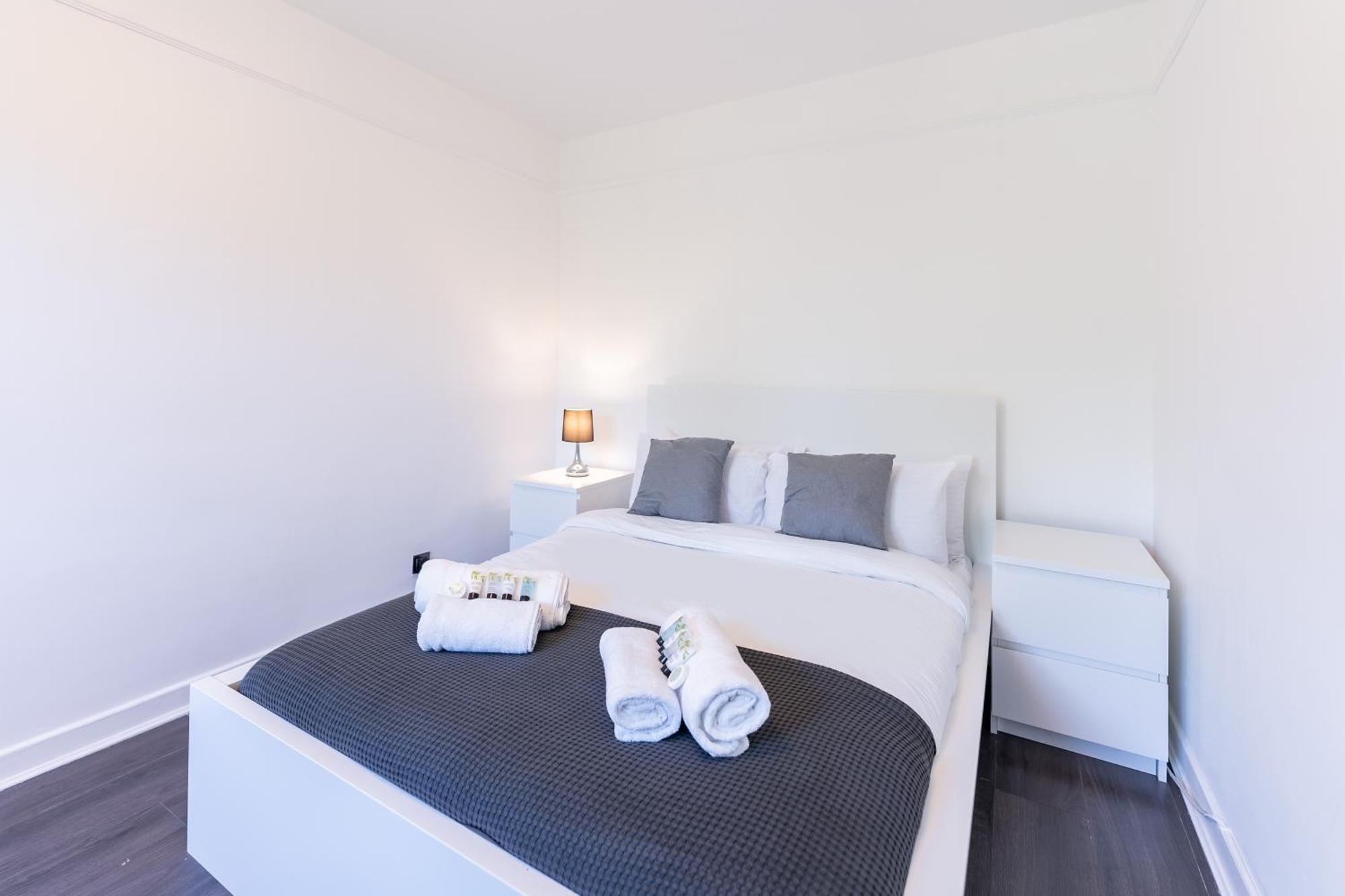 Luxury 3 Bedroom Flat With Balcony In Westbourne Park London Kültér fotó